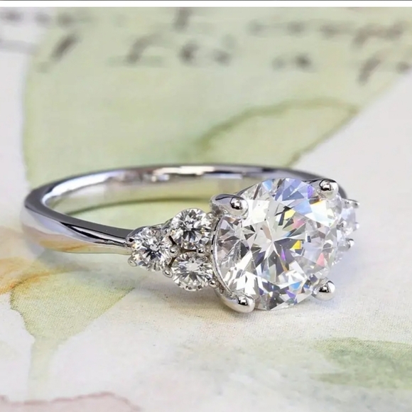 Stunning Engagement Ring - Picture 2 of 5